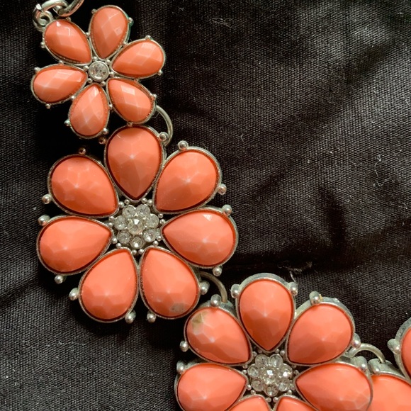 Necklace with flower design - Picture 2 of 2